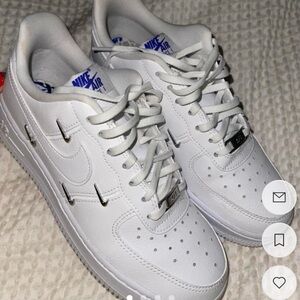 Nike Women’s Airforce 1 ‘07 LX Sisterhood white Metallic silver